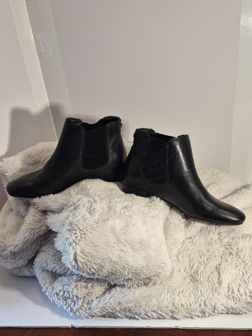 KARL LAGERFELD PARIS Chelsea Boots Black Leather Sz 7 Designer Boot Ankle Short